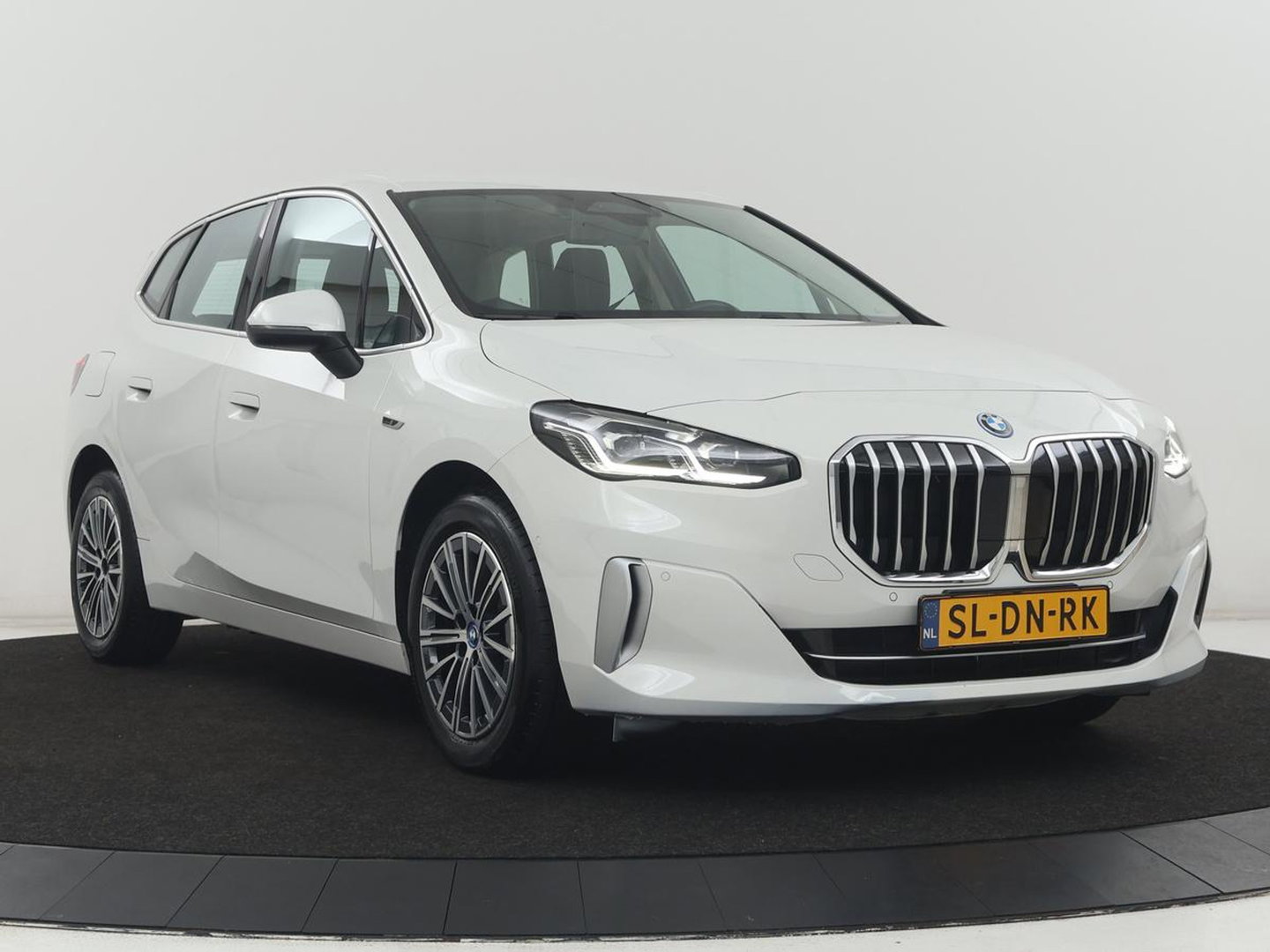 BMW 2 Serie 225 e xDrive Luxury Line | SOH 91,6% | Leder | Carplay | Navigatie | Sfeerverlichting | Cruise control | Climate control | Camera | Park assist |
