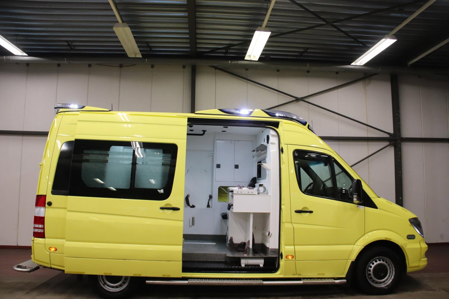Mercedes-Benz Sprinter 319 CDI 190PK L2H2 AMBULANCE AUTOMAAT Mercedes-benz Sprinter 319 CDI L2H2 AMBULANCE AUTOMAAT Euro 6 Ziekenwagen Rettungswagen Krankenwagen