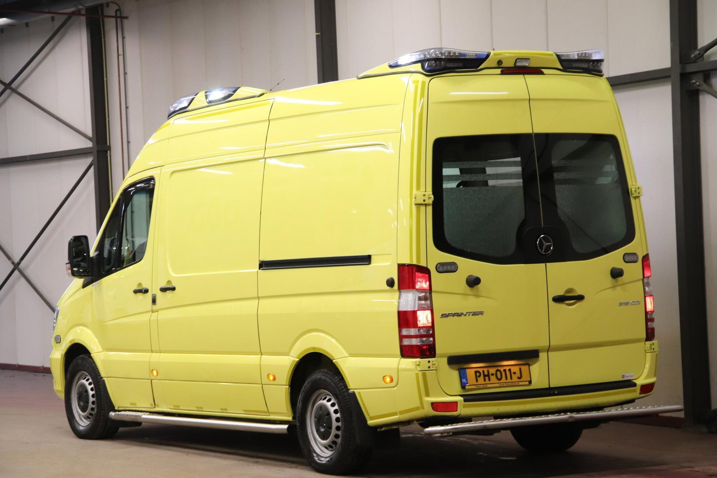 Mercedes-Benz Sprinter 319 CDI 190PK L2H2 AMBULANCE AUTOMAAT Mercedes-benz Sprinter 319 CDI L2H2 AMBULANCE AUTOMAAT Euro 6 Ziekenwagen Rettungswagen Krankenwagen