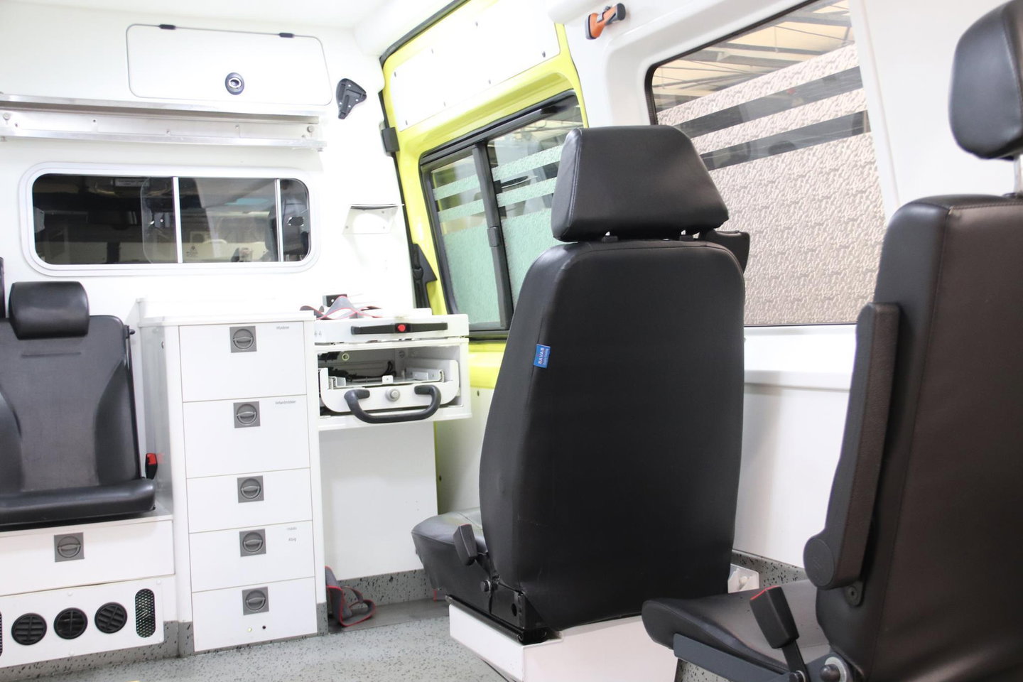 Mercedes-Benz Sprinter 319 CDI 190PK L2H2 AMBULANCE AUTOMAAT Mercedes-benz Sprinter 319 CDI L2H2 AMBULANCE AUTOMAAT Euro 6 Ziekenwagen Rettungswagen Krankenwagen