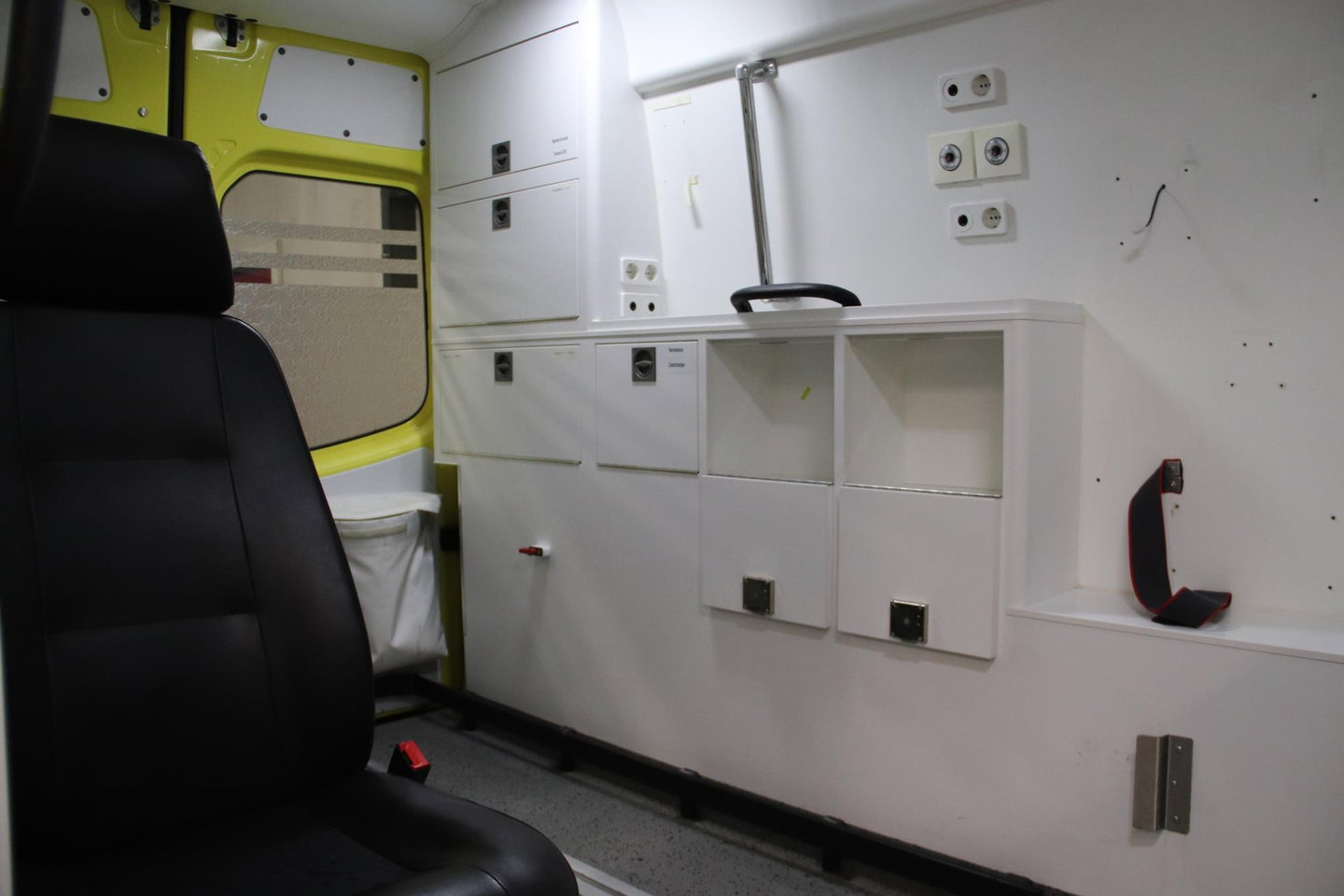 Mercedes-Benz Sprinter 319 CDI 190PK L2H2 AMBULANCE AUTOMAAT Mercedes-benz Sprinter 319 CDI L2H2 AMBULANCE AUTOMAAT Euro 6 Ziekenwagen Rettungswagen Krankenwagen