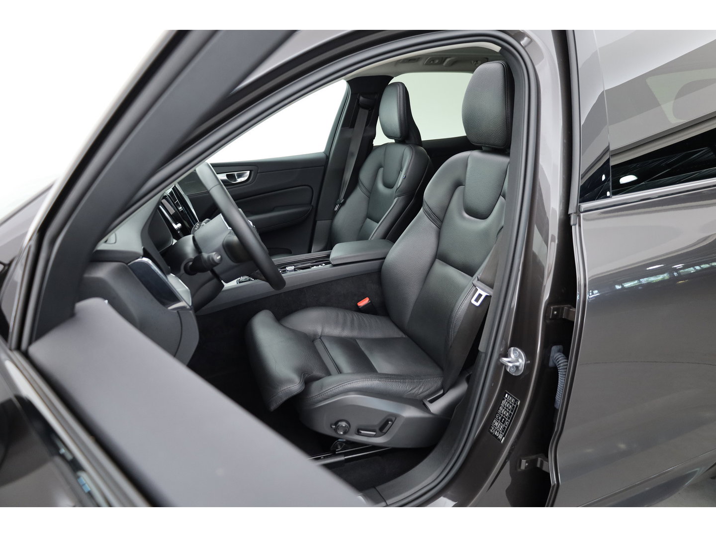 Volvo XC60 2.0 T6 Plug-in hybrid AWD Plus Dark | RIJKLAAR!! | Pano | Leder | Trekhaak | Adapt. Cruise | Stoel- Stuurverw. | 360cam | Memory | Harman Kardon