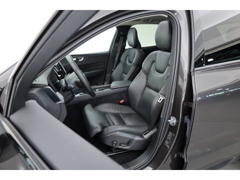 Volvo XC60 2.0 T6 Plug-in hybrid AWD Plus Dark | RIJKLAAR!! | Pano | Leder | Trekhaak | Adapt. Cruise | Stoel- Stuurverw. | 360cam | Memory | Harman Kardon