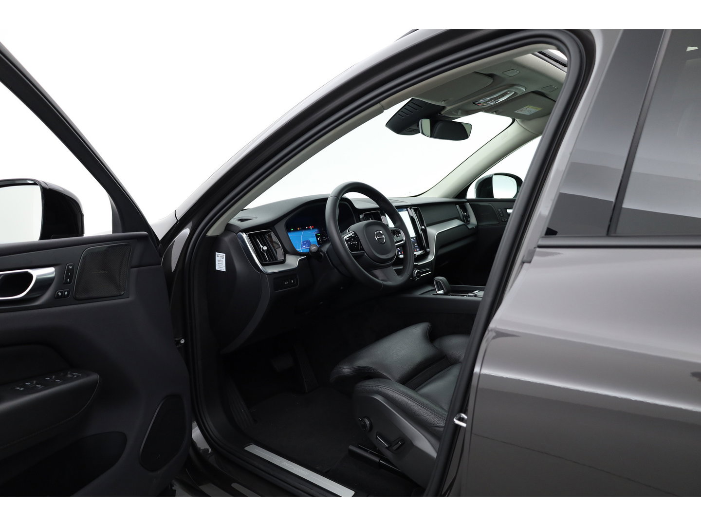 Volvo XC60 2.0 T6 Plug-in hybrid AWD Plus Dark | RIJKLAAR!! | Pano | Leder | Trekhaak | Adapt. Cruise | Stoel- Stuurverw. | 360cam | Memory | Harman Kardon