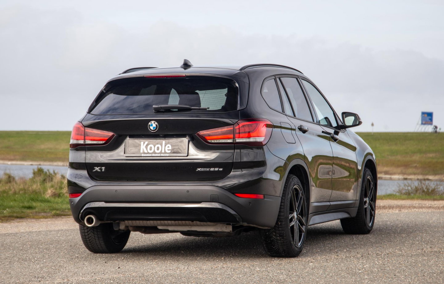 BMW X1 xDrive25e Executive BLACK LINE / CAMERA / CARPLAY / HEAD UP DISPLAY / LEDER / LED / CRUISE CONTROLE / STOELVERWARMING