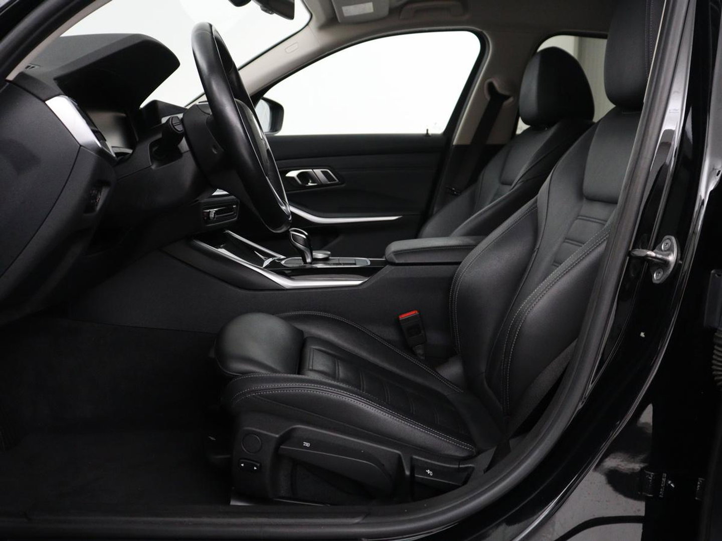 BMW 3 Serie Touring 318i Business Edition Plus | Leder | Stoelverwarming | Carplay | Virtueel dashboard | Cruise control | Climate control | Park assist | Full LED |
