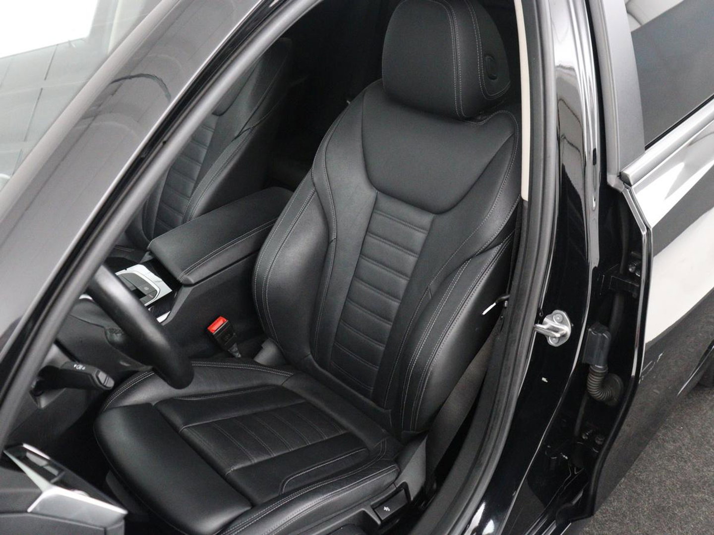 BMW 3 Serie Touring 318i Business Edition Plus | Leder | Stoelverwarming | Carplay | Virtueel dashboard | Cruise control | Climate control | Park assist | Full LED |