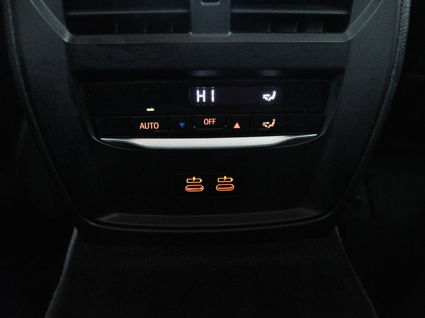 BMW 3 Serie Touring 318i Business Edition Plus | Leder | Stoelverwarming | Carplay | Virtueel dashboard | Cruise control | Climate control | Park assist | Full LED |