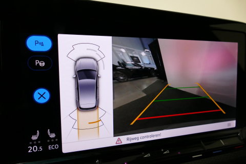 Volkswagen Golf 1.4 GTE / GTI Look Diffuser / GTI look Spoiler / Maxton Design Bodykit / Matrix LED / Apple Carplay - Android Auto / Stoelverwarming / Ambienteverlichting / Moonstone Grey / 19'' LMV / Achteruitrijcamera / Sport-Chassis / Rode zadels / DCC / Mistverlichti