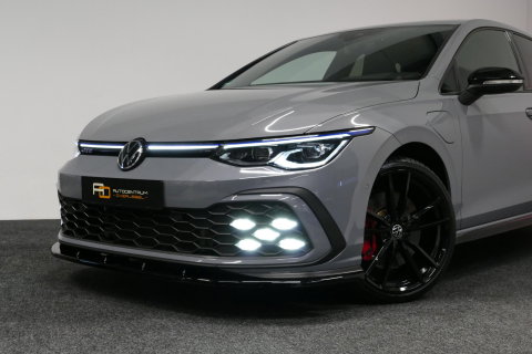 Volkswagen Golf 1.4 GTE / GTI Look Diffuser / GTI look Spoiler / Maxton Design Bodykit / Matrix LED / Apple Carplay - Android Auto / Stoelverwarming / Ambienteverlichting / Moonstone Grey / 19'' LMV / Achteruitrijcamera / Sport-Chassis / Rode zadels / DCC / Mistverlichti