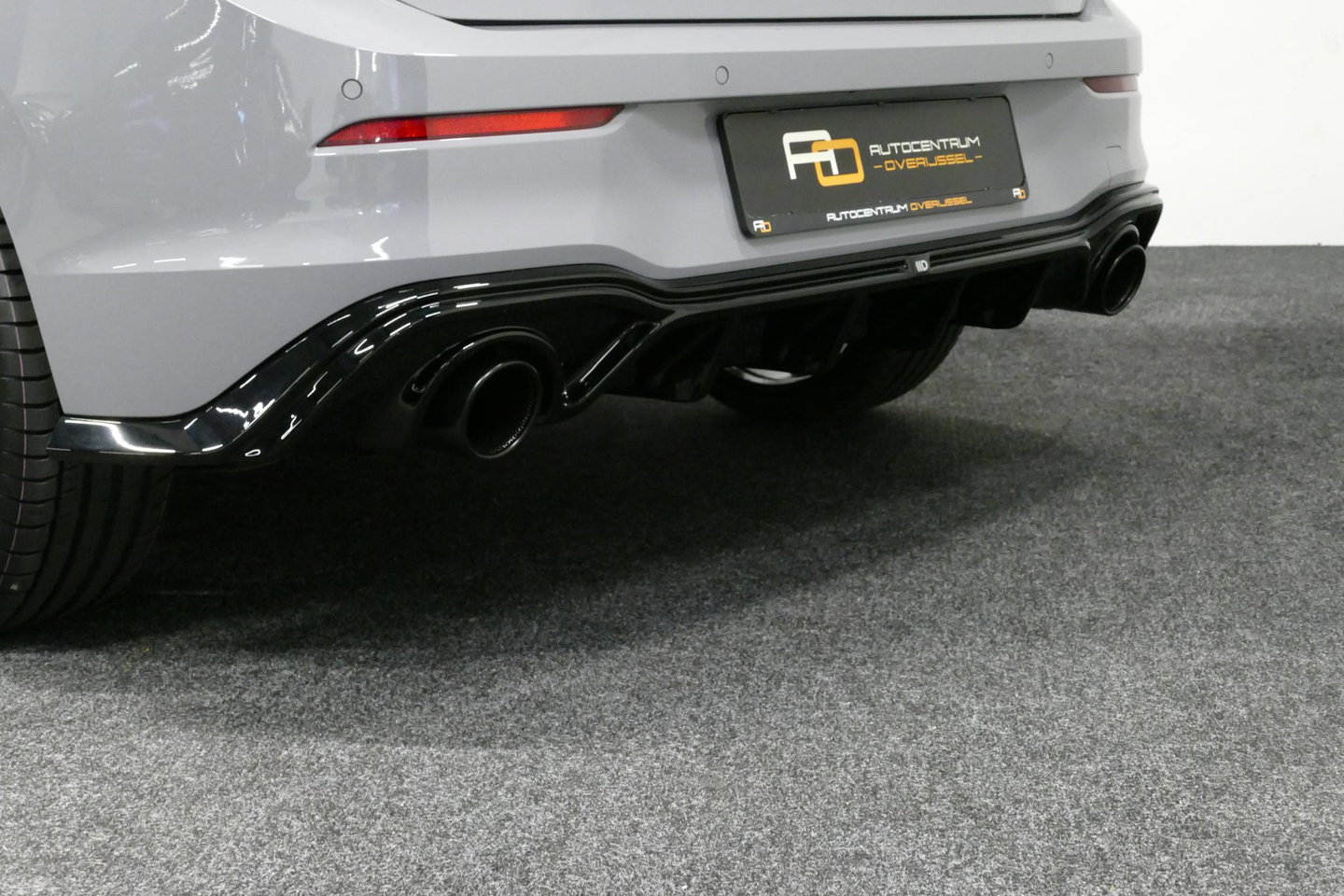 Volkswagen Golf 1.4 GTE / GTI Look Diffuser / GTI look Spoiler / Maxton Design Bodykit / Matrix LED / Apple Carplay - Android Auto / Stoelverwarming / Ambienteverlichting / Moonstone Grey / 19'' LMV / Achteruitrijcamera / Sport-Chassis / Rode zadels / DCC / Mistverlichti