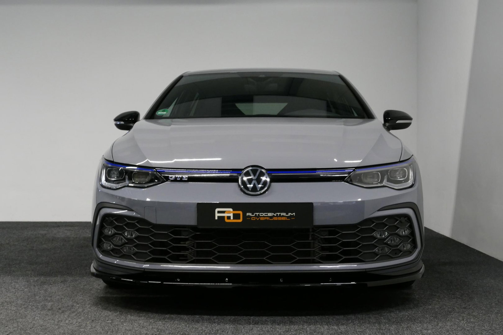 Volkswagen Golf 1.4 GTE / GTI Look Diffuser / GTI look Spoiler / Maxton Design Bodykit / Matrix LED / Apple Carplay - Android Auto / Stoelverwarming / Ambienteverlichting / Moonstone Grey / 19'' LMV / Achteruitrijcamera / Sport-Chassis / Rode zadels / DCC / Mistverlichti