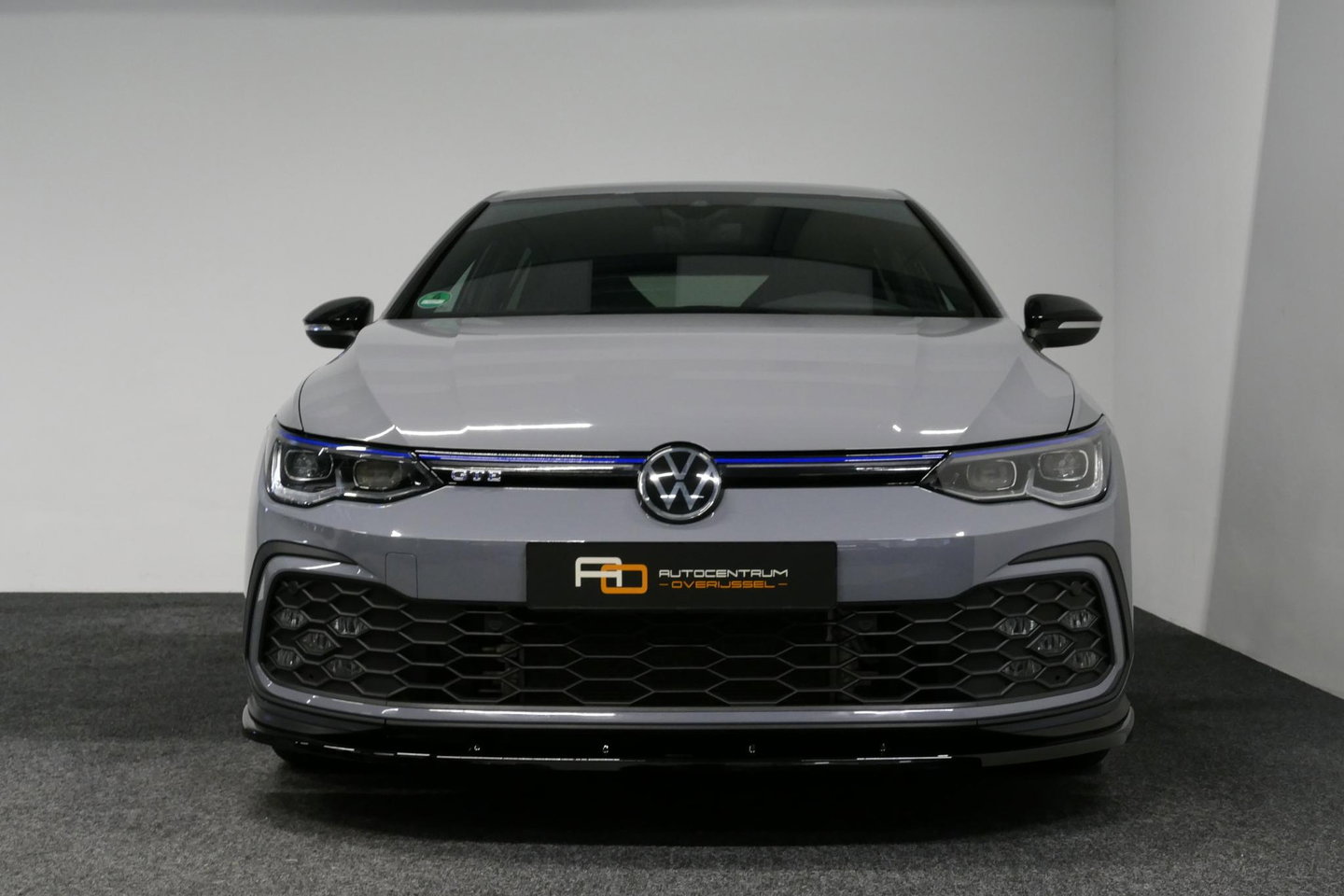 Volkswagen Golf 1.4 GTE / GTI Look Diffuser / GTI look Spoiler / Maxton Design Bodykit / Matrix LED / Apple Carplay - Android Auto / Stoelverwarming / Ambienteverlichting / Moonstone Grey / 19'' LMV / Achteruitrijcamera / Sport-Chassis / Rode zadels / DCC / Mistverlichti