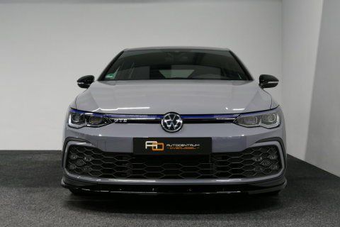 Volkswagen Golf 1.4 GTE / GTI Look Diffuser / GTI look Spoiler / Maxton Design Bodykit / Matrix LED / Apple Carplay - Android Auto / Stoelverwarming / Ambienteverlichting / Moonstone Grey / 19'' LMV / Achteruitrijcamera / Sport-Chassis / Rode zadels / DCC / Mistverlichti