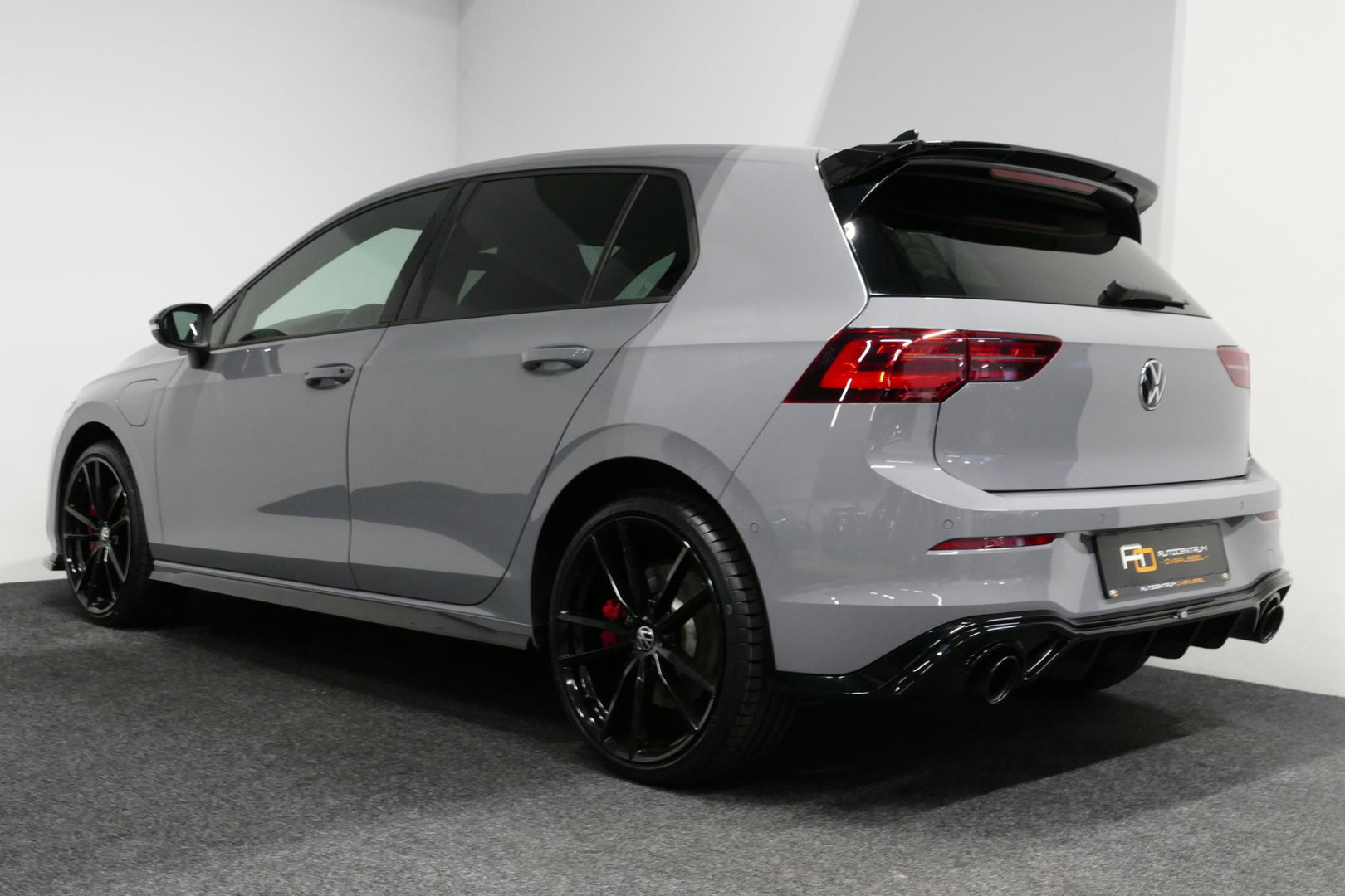 Volkswagen Golf 1.4 GTE / GTI Look Diffuser / GTI look Spoiler / Maxton Design Bodykit / Matrix LED / Apple Carplay - Android Auto / Stoelverwarming / Ambienteverlichting / Moonstone Grey / 19'' LMV / Achteruitrijcamera / Sport-Chassis / Rode zadels / DCC / Mistverlichti