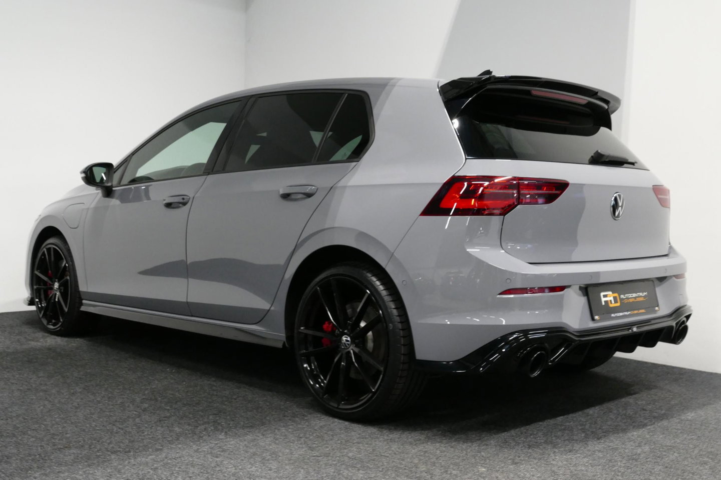 Volkswagen Golf 1.4 GTE / GTI Look Diffuser / GTI look Spoiler / Maxton Design Bodykit / Matrix LED / Apple Carplay - Android Auto / Stoelverwarming / Ambienteverlichting / Moonstone Grey / 19'' LMV / Achteruitrijcamera / Sport-Chassis / Rode zadels / DCC / Mistverlichti