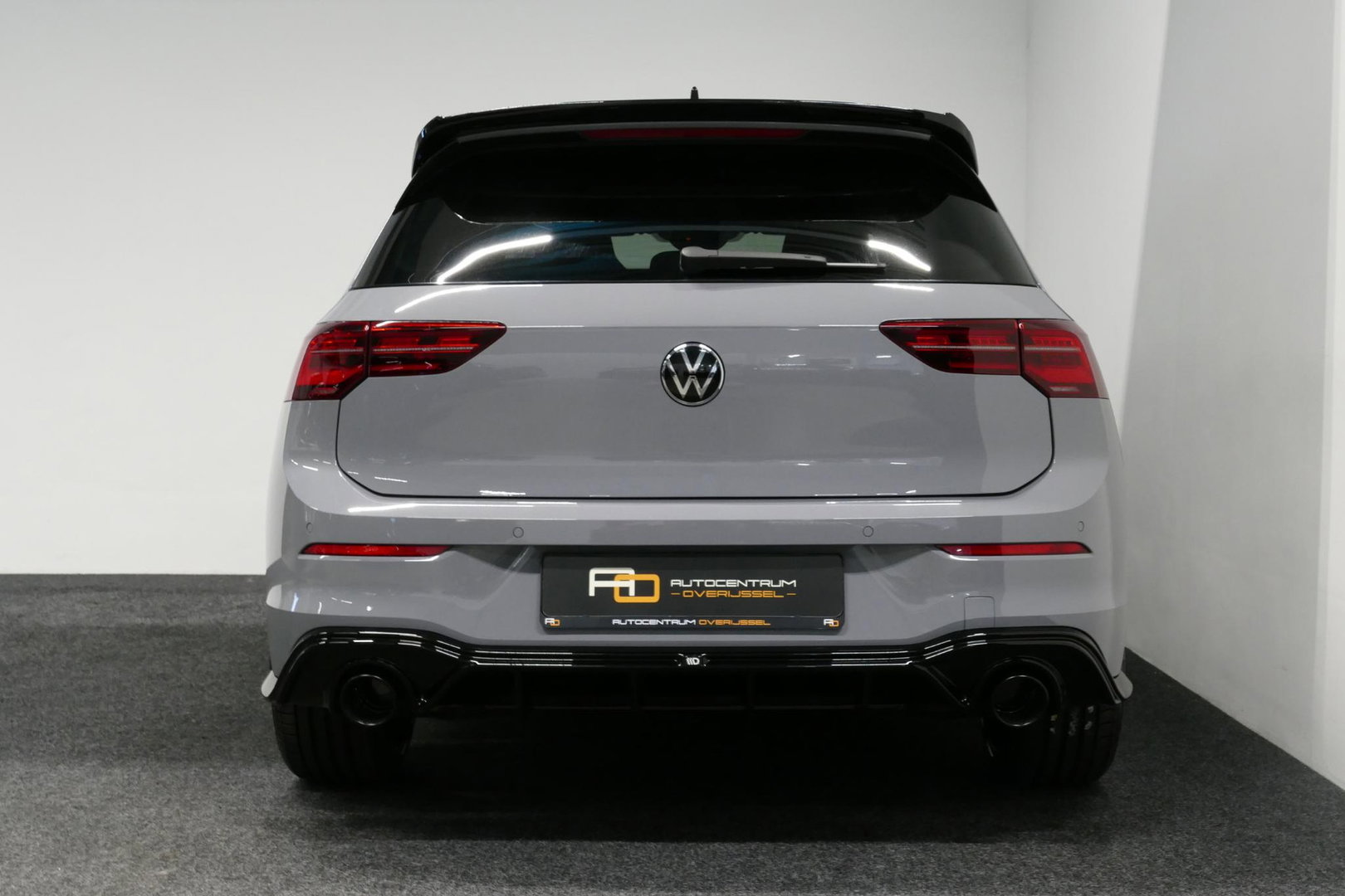 Volkswagen Golf 1.4 GTE / GTI Look Diffuser / GTI look Spoiler / Maxton Design Bodykit / Matrix LED / Apple Carplay - Android Auto / Stoelverwarming / Ambienteverlichting / Moonstone Grey / 19'' LMV / Achteruitrijcamera / Sport-Chassis / Rode zadels / DCC / Mistverlichti