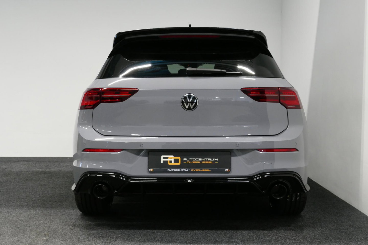 Volkswagen Golf 1.4 GTE / GTI Look Diffuser / GTI look Spoiler / Maxton Design Bodykit / Matrix LED / Apple Carplay - Android Auto / Stoelverwarming / Ambienteverlichting / Moonstone Grey / 19'' LMV / Achteruitrijcamera / Sport-Chassis / Rode zadels / DCC / Mistverlichti