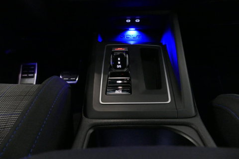 Volkswagen Golf 1.4 GTE / GTI Look Diffuser / GTI look Spoiler / Maxton Design Bodykit / Matrix LED / Apple Carplay - Android Auto / Stoelverwarming / Ambienteverlichting / Moonstone Grey / 19'' LMV / Achteruitrijcamera / Sport-Chassis / Rode zadels / DCC / Mistverlichti