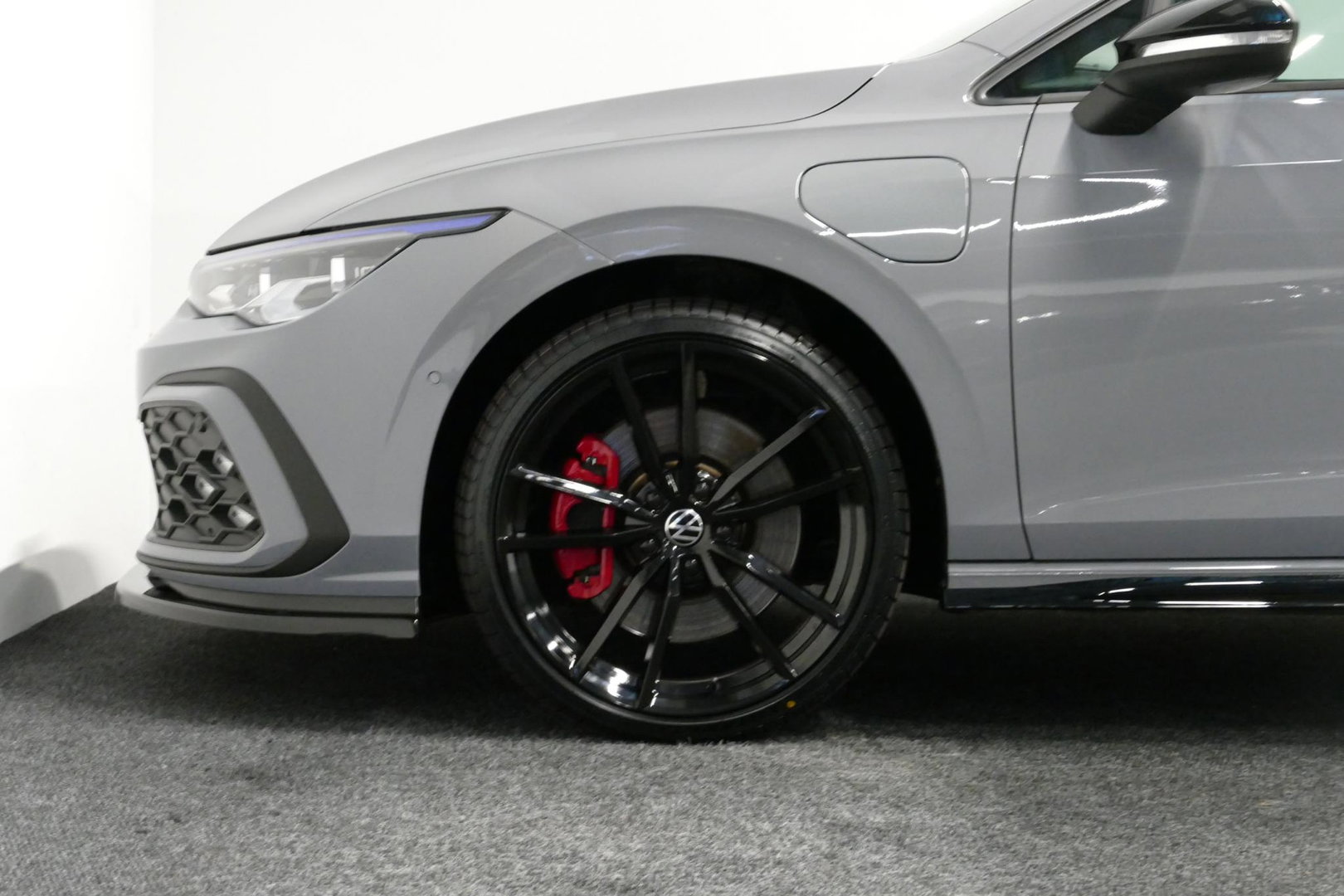 Volkswagen Golf 1.4 GTE / GTI Look Diffuser / GTI look Spoiler / Maxton Design Bodykit / Matrix LED / Apple Carplay - Android Auto / Stoelverwarming / Ambienteverlichting / Moonstone Grey / 19'' LMV / Achteruitrijcamera / Sport-Chassis / Rode zadels / DCC / Mistverlichti