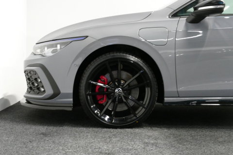 Volkswagen Golf 1.4 GTE / GTI Look Diffuser / GTI look Spoiler / Maxton Design Bodykit / Matrix LED / Apple Carplay - Android Auto / Stoelverwarming / Ambienteverlichting / Moonstone Grey / 19'' LMV / Achteruitrijcamera / Sport-Chassis / Rode zadels / DCC / Mistverlichti