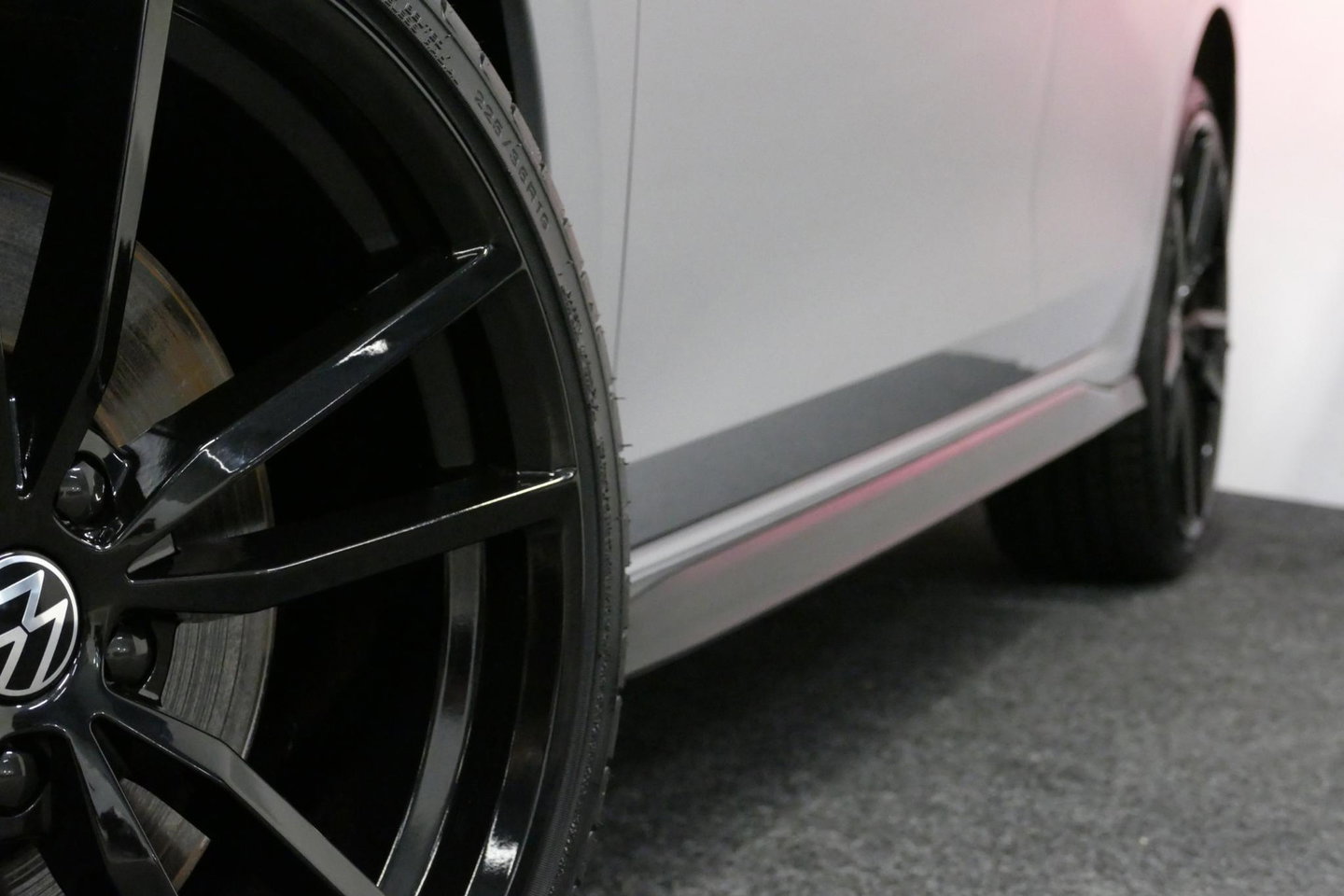 Volkswagen Golf 1.4 GTE / GTI Look Diffuser / GTI look Spoiler / Maxton Design Bodykit / Matrix LED / Apple Carplay - Android Auto / Stoelverwarming / Ambienteverlichting / Moonstone Grey / 19'' LMV / Achteruitrijcamera / Sport-Chassis / Rode zadels / DCC / Mistverlichti