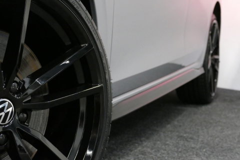 Volkswagen Golf 1.4 GTE / GTI Look Diffuser / GTI look Spoiler / Maxton Design Bodykit / Matrix LED / Apple Carplay - Android Auto / Stoelverwarming / Ambienteverlichting / Moonstone Grey / 19'' LMV / Achteruitrijcamera / Sport-Chassis / Rode zadels / DCC / Mistverlichti