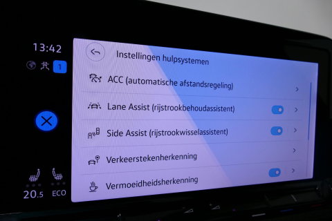 Volkswagen Golf 1.4 GTE / GTI Look Diffuser / GTI look Spoiler / Maxton Design Bodykit / Matrix LED / Apple Carplay - Android Auto / Stoelverwarming / Ambienteverlichting / Moonstone Grey / 19'' LMV / Achteruitrijcamera / Sport-Chassis / Rode zadels / DCC / Mistverlichti