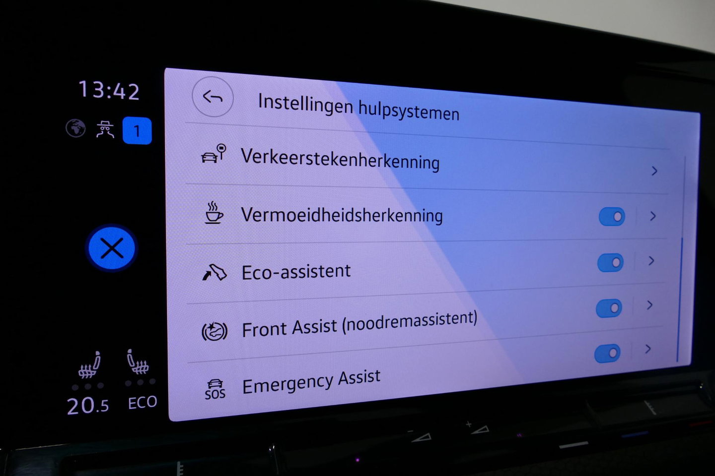 Volkswagen Golf 1.4 GTE / GTI Look Diffuser / GTI look Spoiler / Maxton Design Bodykit / Matrix LED / Apple Carplay - Android Auto / Stoelverwarming / Ambienteverlichting / Moonstone Grey / 19'' LMV / Achteruitrijcamera / Sport-Chassis / Rode zadels / DCC / Mistverlichti