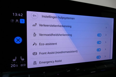 Volkswagen Golf 1.4 GTE / GTI Look Diffuser / GTI look Spoiler / Maxton Design Bodykit / Matrix LED / Apple Carplay - Android Auto / Stoelverwarming / Ambienteverlichting / Moonstone Grey / 19'' LMV / Achteruitrijcamera / Sport-Chassis / Rode zadels / DCC / Mistverlichti