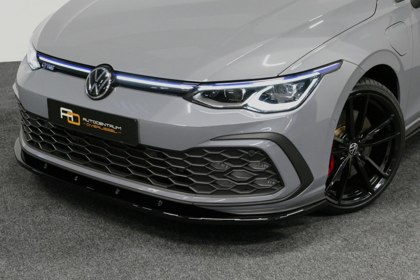 Volkswagen Golf 1.4 GTE / GTI Look Diffuser / GTI look Spoiler / Maxton Design Bodykit / Matrix LED / Apple Carplay - Android Auto / Stoelverwarming / Ambienteverlichting / Moonstone Grey / 19'' LMV / Achteruitrijcamera / Sport-Chassis / Rode zadels / DCC / Mistverlichti