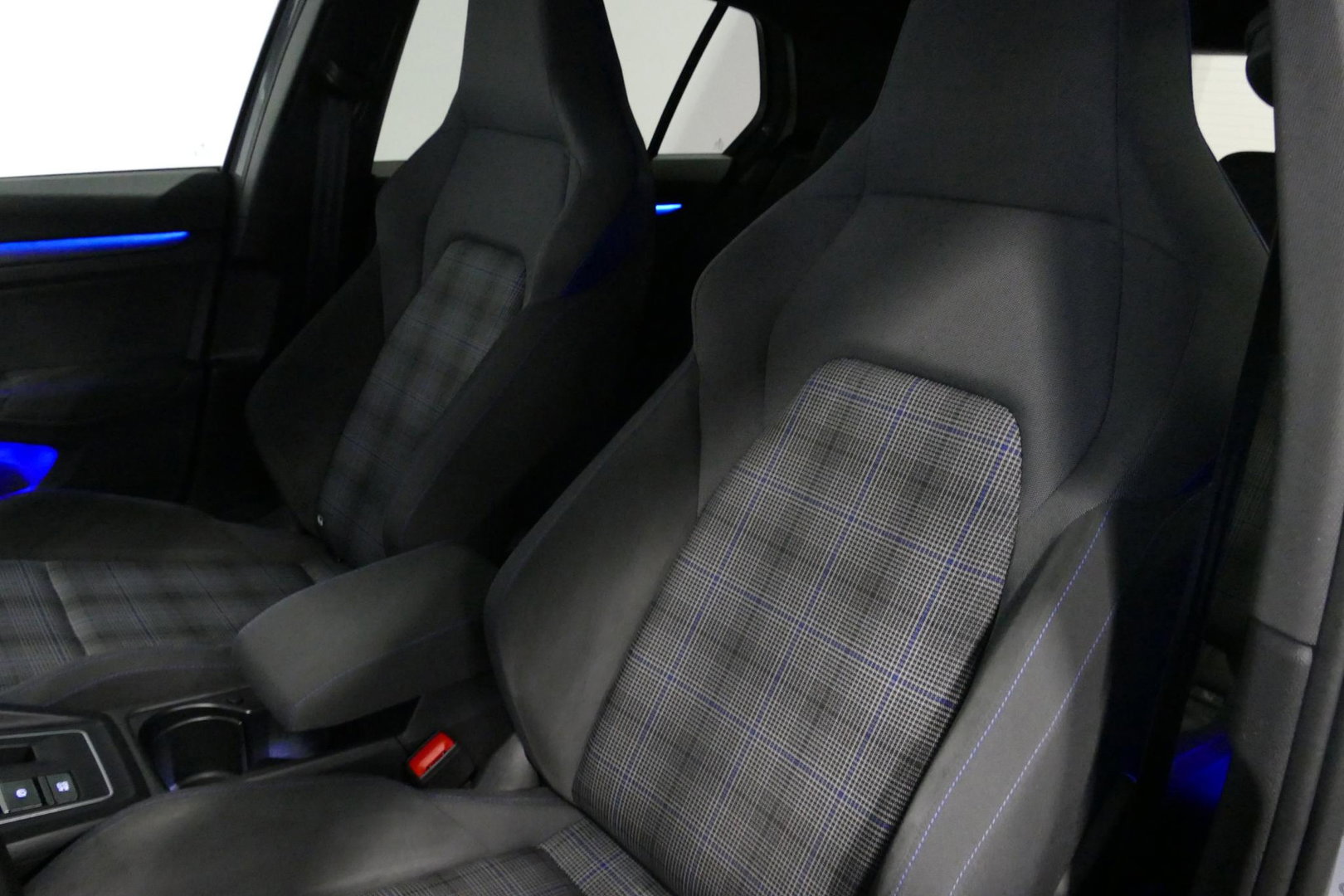 Volkswagen Golf 1.4 GTE / GTI Look Diffuser / GTI look Spoiler / Maxton Design Bodykit / Matrix LED / Apple Carplay - Android Auto / Stoelverwarming / Ambienteverlichting / Moonstone Grey / 19'' LMV / Achteruitrijcamera / Sport-Chassis / Rode zadels / DCC / Mistverlichti