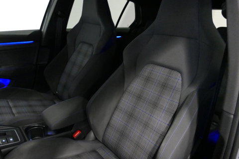 Volkswagen Golf 1.4 GTE / GTI Look Diffuser / GTI look Spoiler / Maxton Design Bodykit / Matrix LED / Apple Carplay - Android Auto / Stoelverwarming / Ambienteverlichting / Moonstone Grey / 19'' LMV / Achteruitrijcamera / Sport-Chassis / Rode zadels / DCC / Mistverlichti