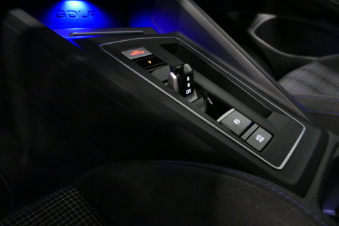 Volkswagen Golf 1.4 GTE / GTI Look Diffuser / GTI look Spoiler / Maxton Design Bodykit / Matrix LED / Apple Carplay - Android Auto / Stoelverwarming / Ambienteverlichting / Moonstone Grey / 19'' LMV / Achteruitrijcamera / Sport-Chassis / Rode zadels / DCC / Mistverlichti