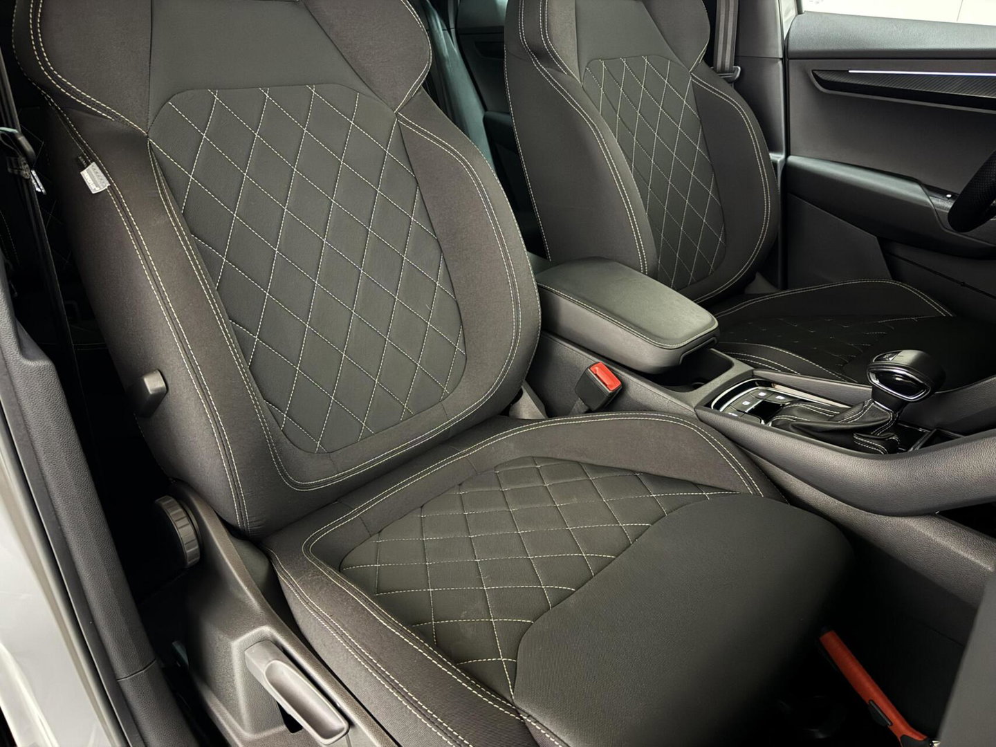Škoda Karoq 1.5 TSI ACT Sportline Pano Virtual Camera Carplay NAP