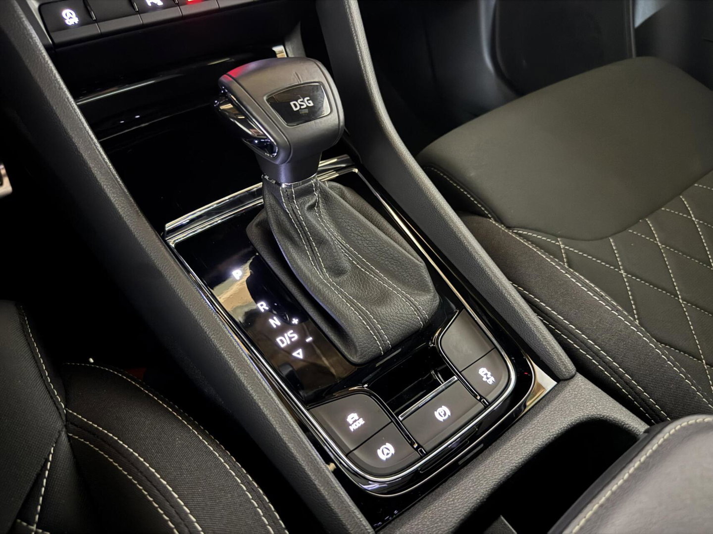 Škoda Karoq 1.5 TSI ACT Sportline Pano Virtual Camera Carplay NAP