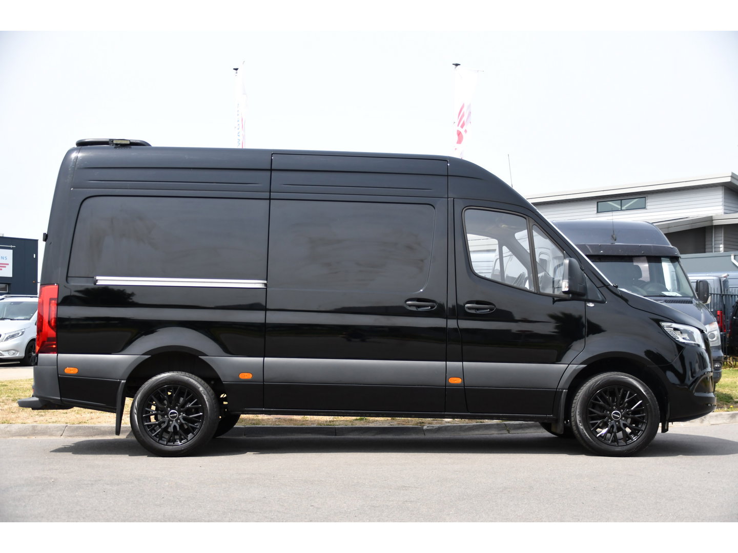Mercedes-Benz Sprinter 317 1.9 CDI L2H2 RWD Black Edition Camera, Cruise, Carplay, LED, 170pk, Automaat, Stoelverwarming, Standkachel, Mbux, Leder, Uniek!