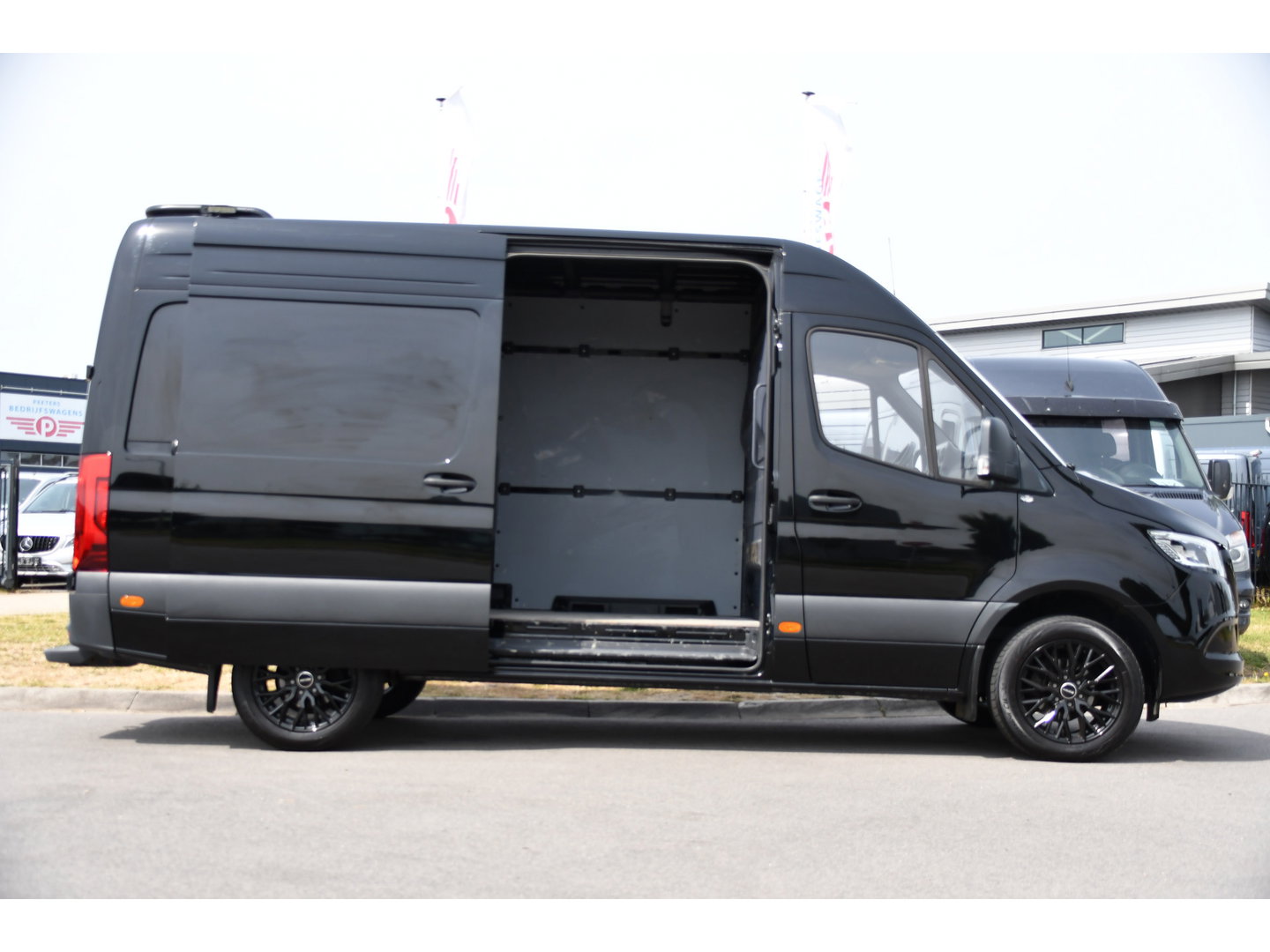 Mercedes-Benz Sprinter 317 1.9 CDI L2H2 RWD Black Edition Camera, Cruise, Carplay, LED, 170pk, Automaat, Stoelverwarming, Standkachel, Mbux, Leder, Uniek!