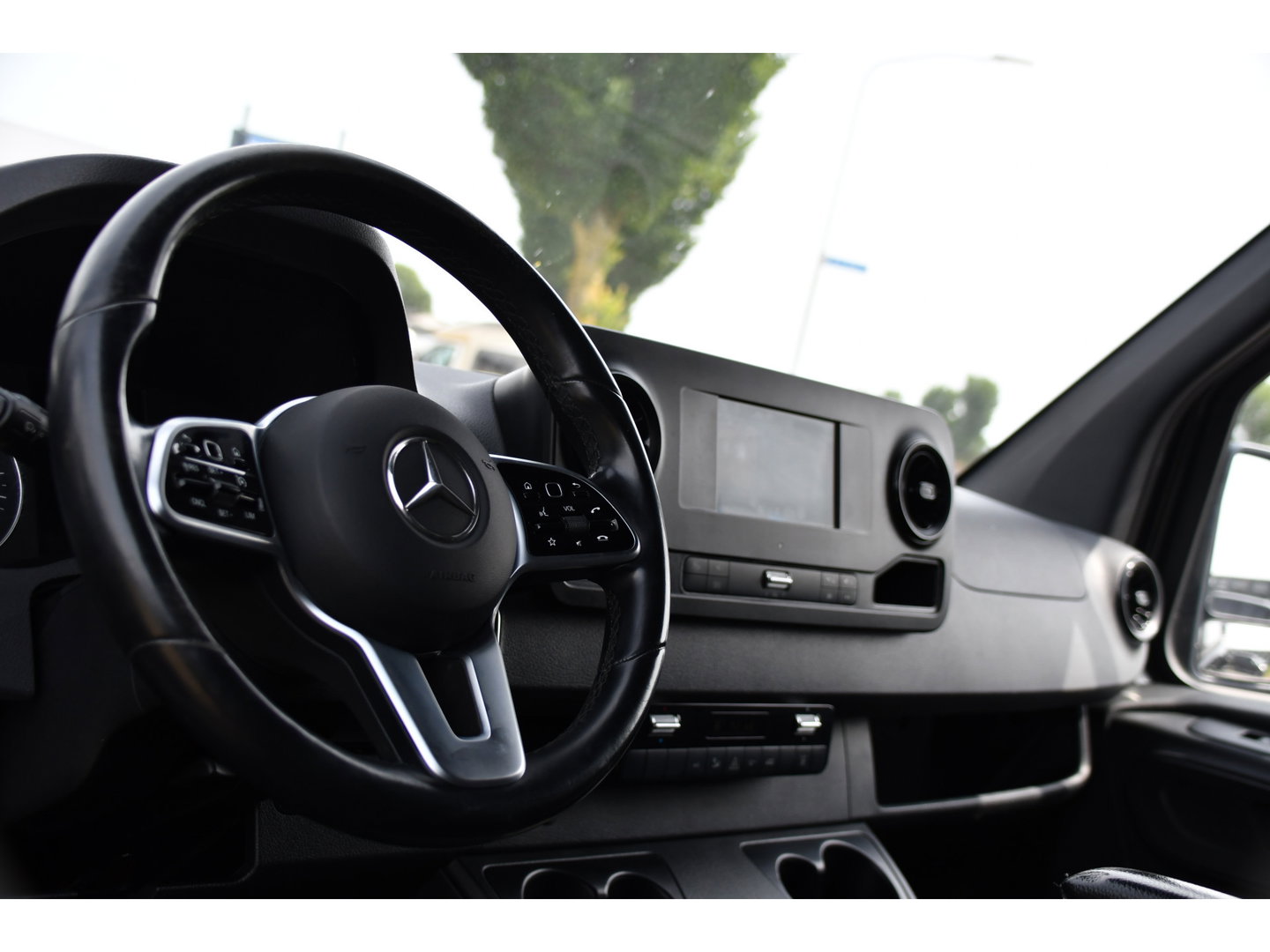 Mercedes-Benz Sprinter 317 1.9 CDI L2H2 RWD Black Edition Camera, Cruise, Carplay, LED, 170pk, Automaat, Stoelverwarming, Standkachel, Mbux, Leder, Uniek!