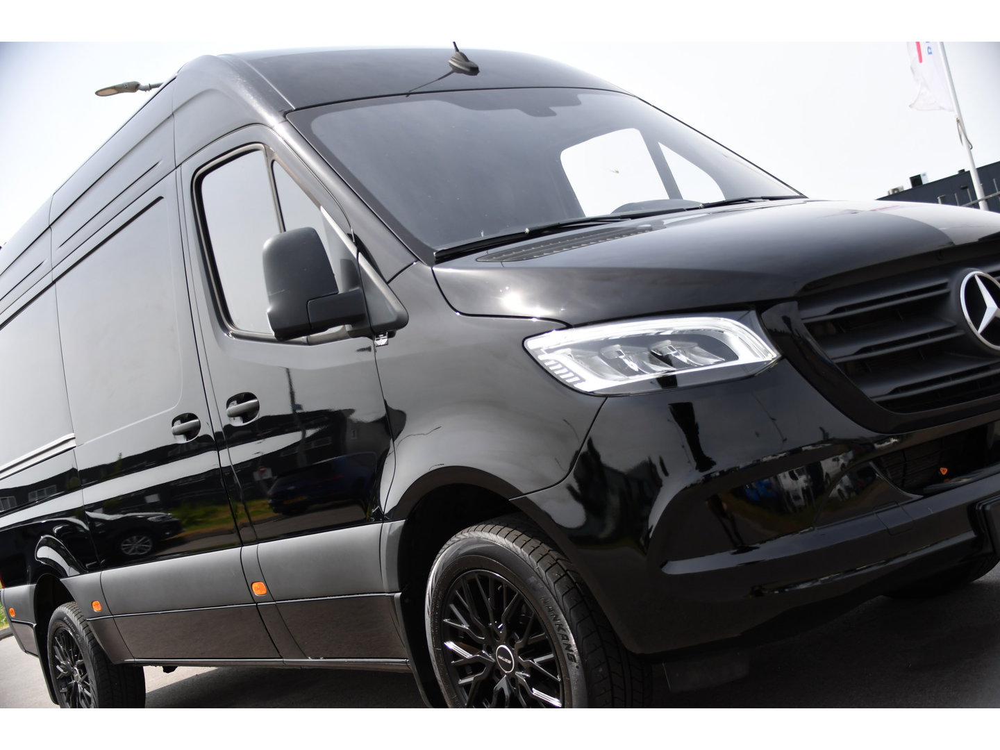 Mercedes-Benz Sprinter 317 1.9 CDI L2H2 RWD Black Edition Camera, Cruise, Carplay, LED, 170pk, Automaat, Stoelverwarming, Standkachel, Mbux, Leder, Uniek!