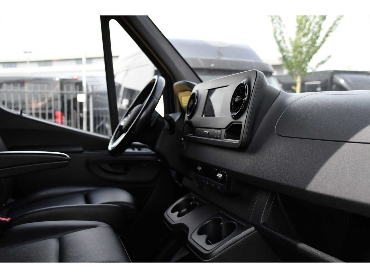 Mercedes-Benz Sprinter 317 1.9 CDI L2H2 RWD Black Edition Camera, Cruise, Carplay, LED, 170pk, Automaat, Stoelverwarming, Standkachel, Mbux, Leder, Uniek!