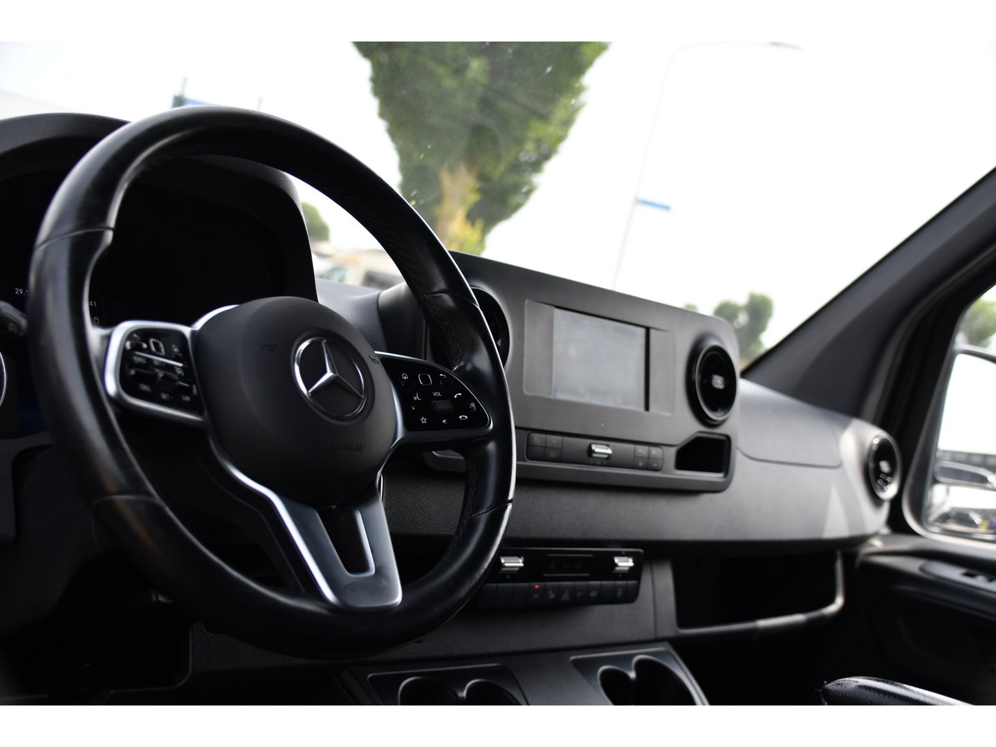 Mercedes-Benz Sprinter 317 1.9 CDI L2H2 RWD Black Edition Camera, Cruise, Carplay, LED, 170pk, Automaat, Stoelverwarming, Standkachel, Mbux, Leder, Uniek!
