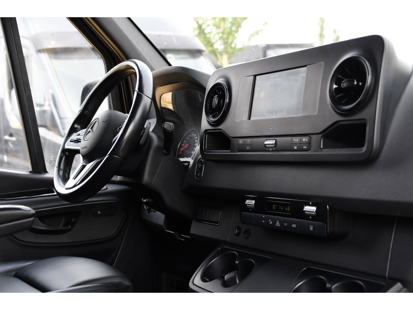 Mercedes-Benz Sprinter 317 1.9 CDI L2H2 RWD Black Edition Camera, Cruise, Carplay, LED, 170pk, Automaat, Stoelverwarming, Standkachel, Mbux, Leder, Uniek!
