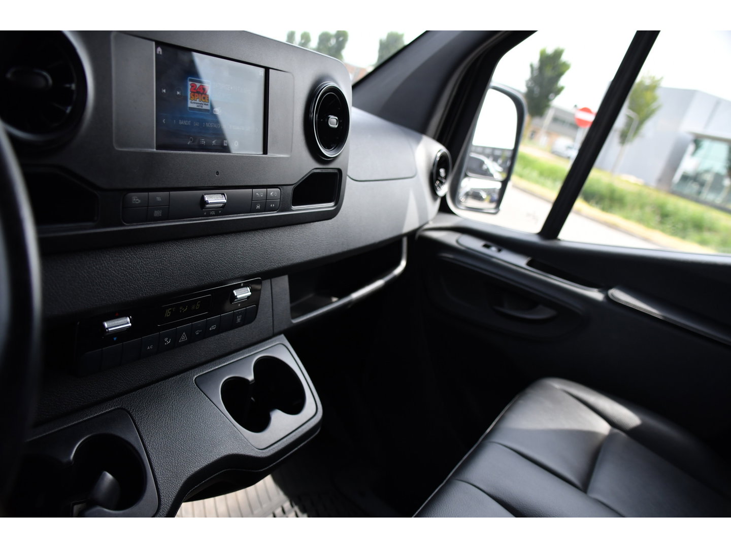 Mercedes-Benz Sprinter 317 1.9 CDI L2H2 RWD Black Edition Camera, Cruise, Carplay, LED, 170pk, Automaat, Stoelverwarming, Standkachel, Mbux, Leder, Uniek!