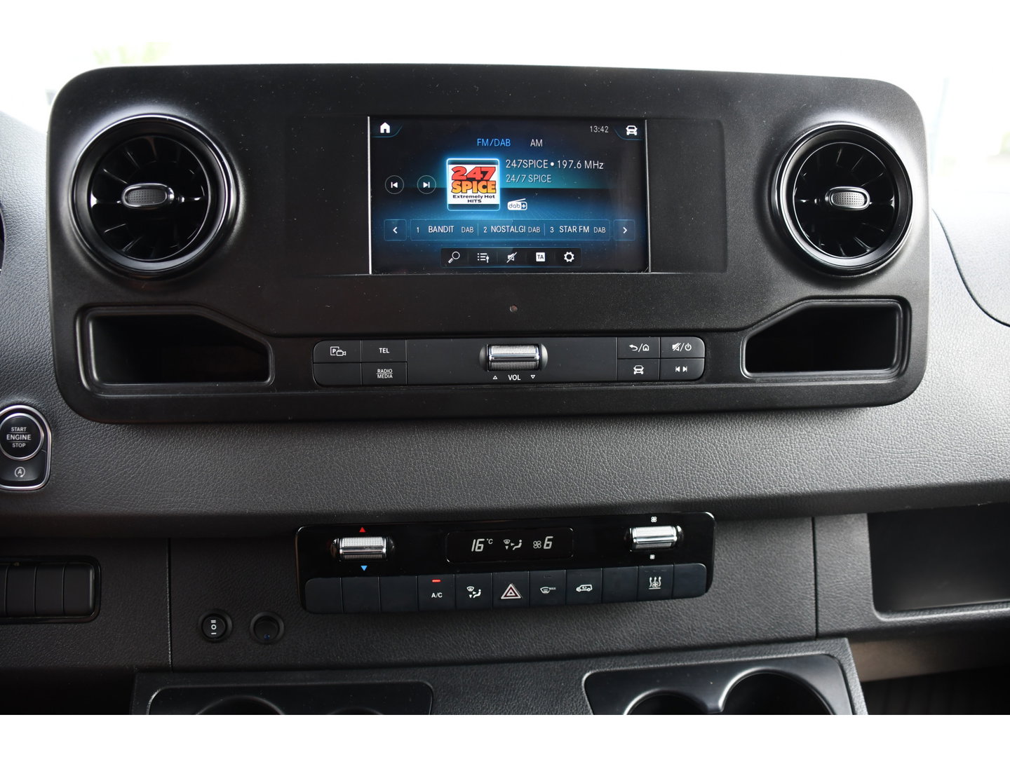 Mercedes-Benz Sprinter 317 1.9 CDI L2H2 RWD Black Edition Camera, Cruise, Carplay, LED, 170pk, Automaat, Stoelverwarming, Standkachel, Mbux, Leder, Uniek!