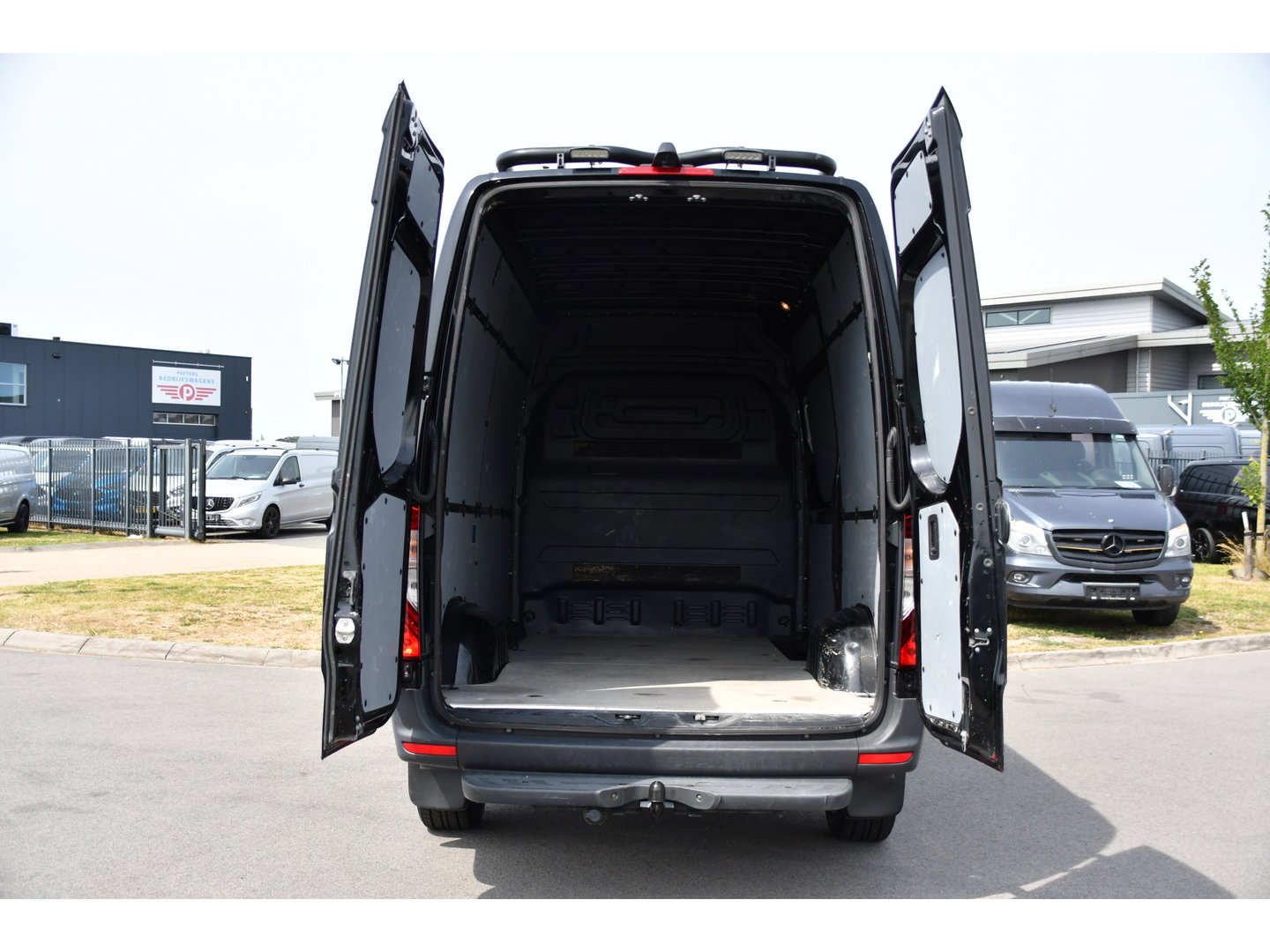Mercedes-Benz Sprinter 317 1.9 CDI L2H2 RWD Black Edition Camera, Cruise, Carplay, LED, 170pk, Automaat, Stoelverwarming, Standkachel, Mbux, Leder, Uniek!