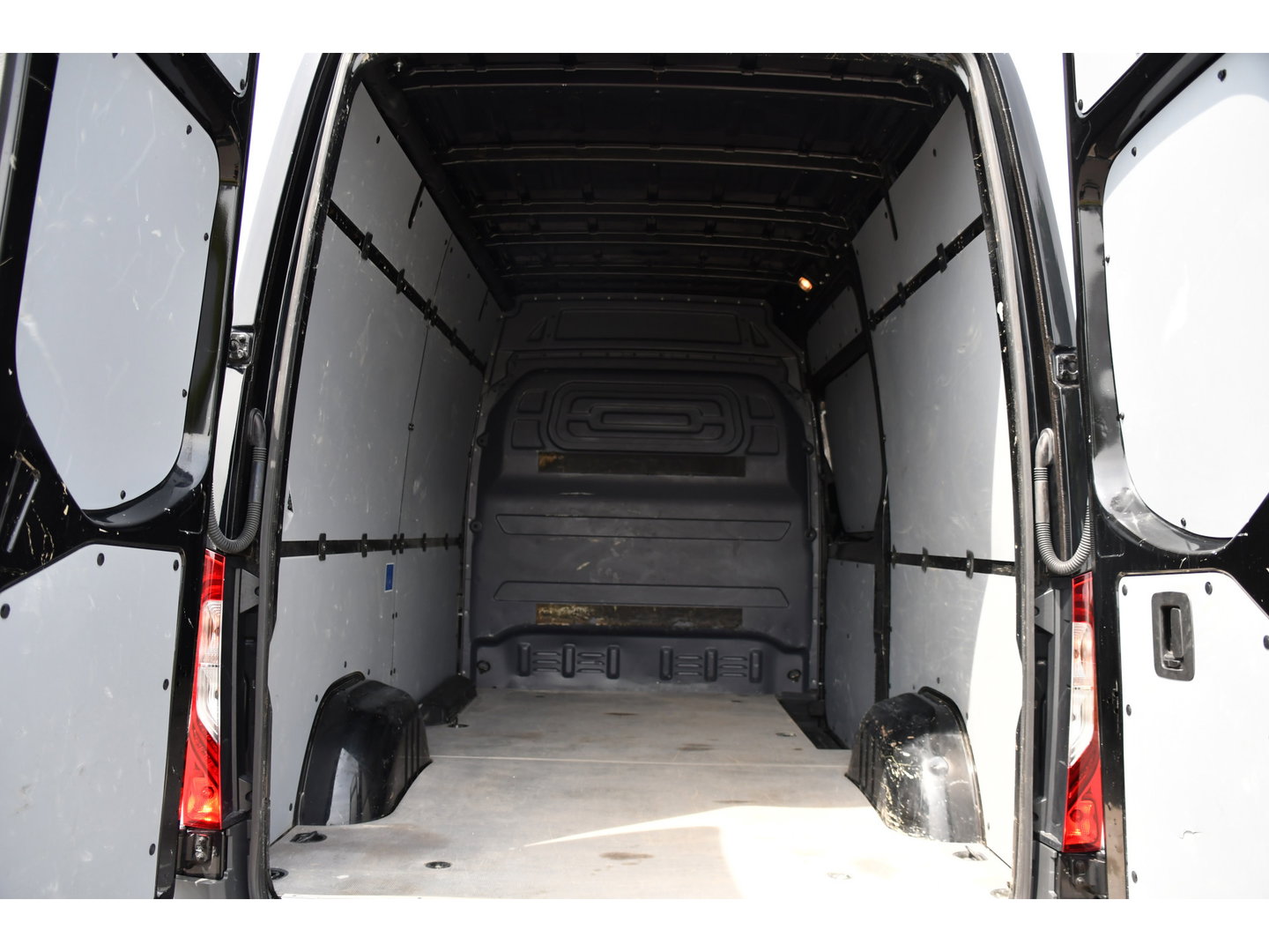 Mercedes-Benz Sprinter 317 1.9 CDI L2H2 RWD Black Edition Camera, Cruise, Carplay, LED, 170pk, Automaat, Stoelverwarming, Standkachel, Mbux, Leder, Uniek!