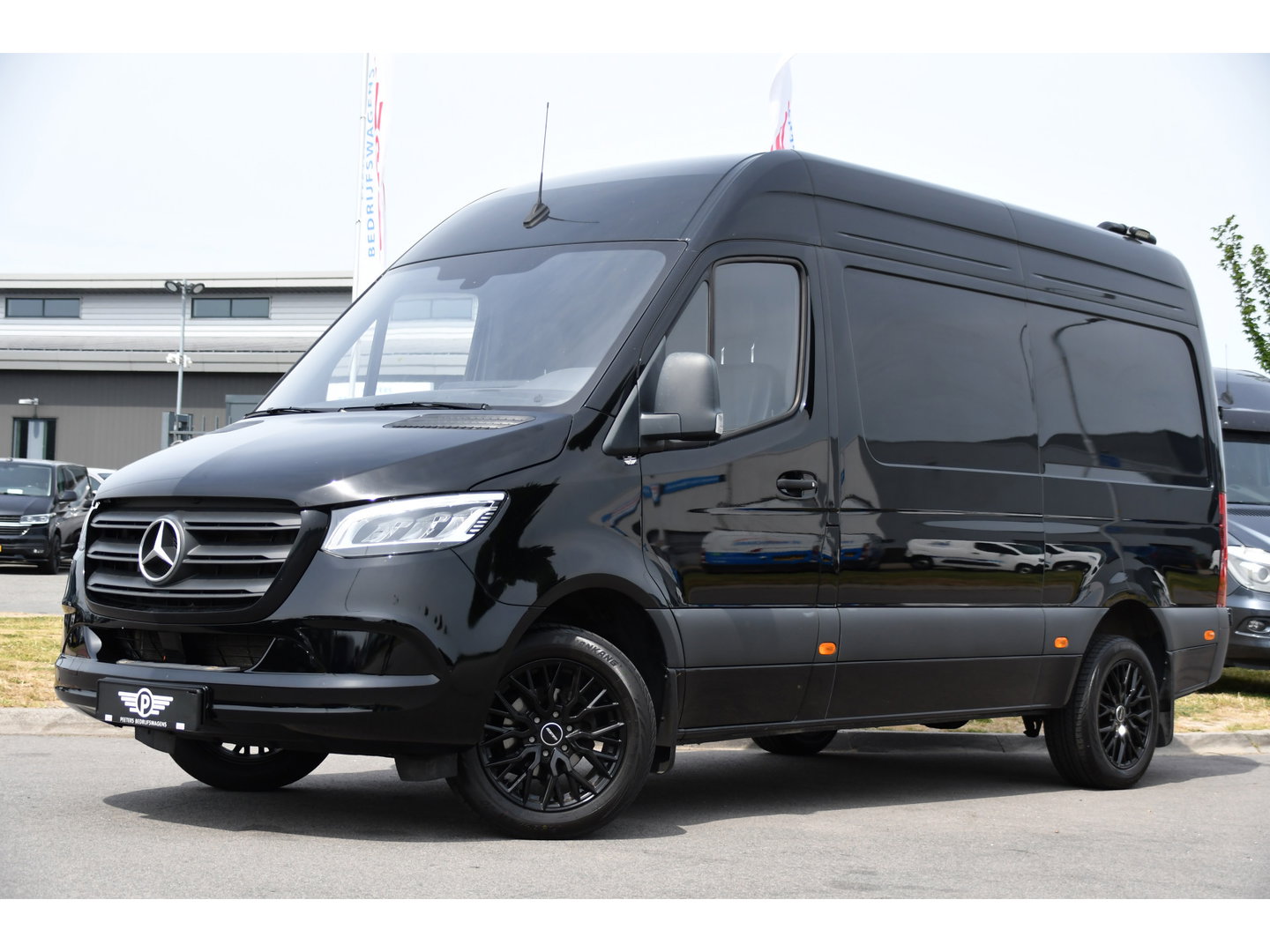 Mercedes-Benz Sprinter 317 1.9 CDI L2H2 RWD Black Edition Camera, Cruise, Carplay, LED, 170pk, Automaat, Stoelverwarming, Standkachel, Mbux, Leder, Uniek!