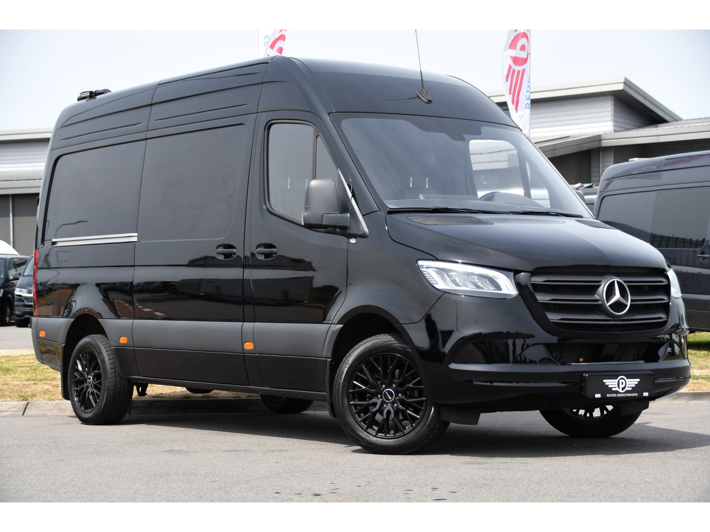 Mercedes-Benz Sprinter 317 1.9 CDI L2H2 RWD Black Edition Camera, Cruise, Carplay, LED, 170pk, Automaat, Stoelverwarming, Standkachel, Mbux, Leder, Uniek!