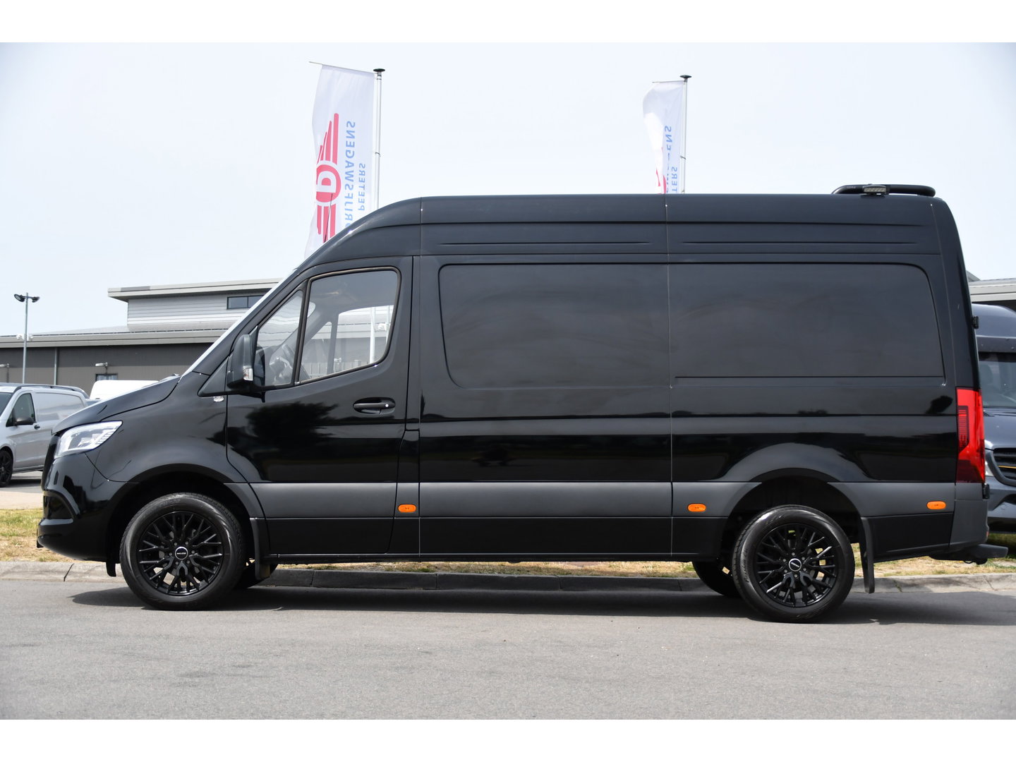 Mercedes-Benz Sprinter 317 1.9 CDI L2H2 RWD Black Edition Camera, Cruise, Carplay, LED, 170pk, Automaat, Stoelverwarming, Standkachel, Mbux, Leder, Uniek!